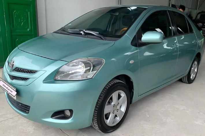 Toyota Yaris bản sedan sở hữu thiết kế nội ngoại thất tương tự như Toyota Vios cùng đời lắp ráp tại Việt Nam. Tuy nhiên, dòng xe này được nhập khẩu nguyên chiếc từ thị trường Nhật Bản, xe sử dụng động cơ 1.3L dung tích nhỏ hơn động cơ 1.5L của xe lắp ráp trong nước.