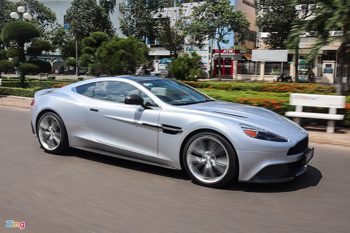 Chiếc Aston Martin Vanquish biển số tứ quý 8 là siêu xe thứ 2 trong đoàn từng thuộc sở hữu của ông Đặng Lê Nguyên Vũ. Về Việt Nam từ cuối năm 2015, chiếc Vanquish này thuộc thế hệ thứ 2. Trước đó, Vanquish đã xuất hiện tại Việt Nam nhưng là thế hệ đầu tiên (2001-2007).