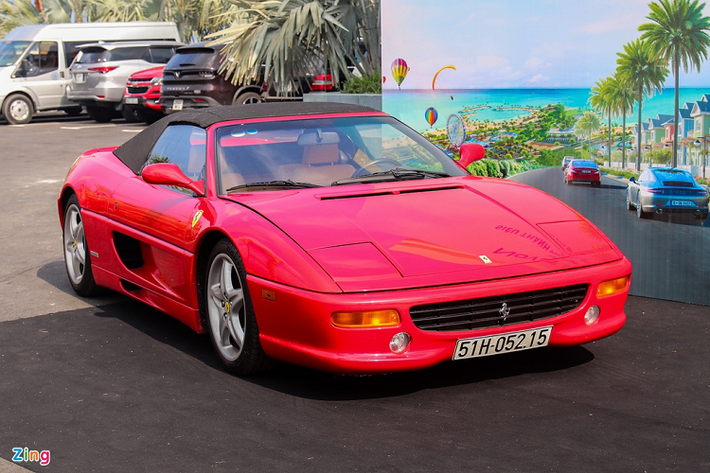 Siêu ngựa thứ 2 xuất hiện tại sự kiện là chiếc Ferrari 355 F1 Spider. Đây chính là mẫu xe "tiền nhiệm" của 360 Spider - siêu xe đầu tiên của Ferrari có mặt tại Việt Nam. Hiện tại, chiếc 355 F1 Spider này là độc nhất Việt Nam.