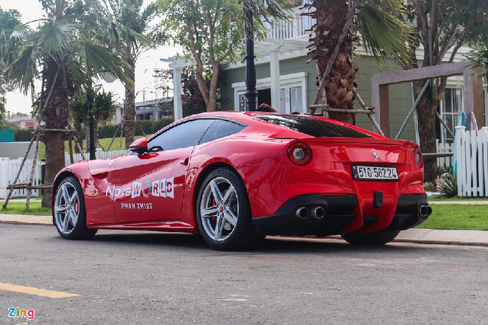 Cung cấp sức mạnh cho Ferrari F12 Berlinetta là động cơ hút khí tự nhiên V12 6.3L, sản sinh công suất 731 mã lực và mô-men xoắn 690 Nm. Xe đi kèm hộp số 7 cấp ly hợp kép. Ferrari F12 Berlinetta có khả năng tăng tốc 0-100 km/h trong vòng 3 giây trước khi đạt tốc độ tối đa 340 km/h.