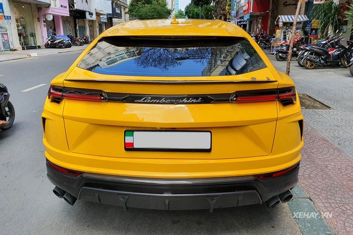 Các chi tiết sợi carbon trên chiếc Lamborghini Urus tại Việt Nam này bao gồm hốc gió trên cản trước, vòm bánh xe, ốp gương chiếu hậu, ốp sườn, ốp cản sau, bộ khuếch tán phía sau, cánh gió sau và dòng chữ "Lamborghini" ở giữa cụm đèn hậu LED.