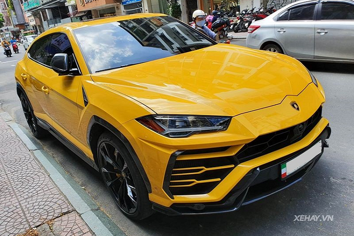 Về nước từ tháng 4/2020 thông qua một đại lý nhập khẩu xe tư nhân có tiếng, siêu SUV Lamborghini Urus Giallo Auge sở hữu gói nâng cấp full carbon từ trong ra ngoài khiến dân mê xe đặc biệt quan tâm.