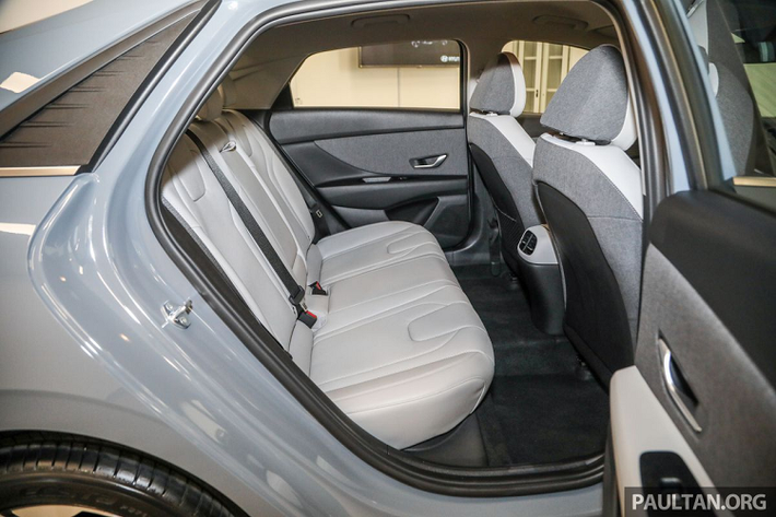 Hyundai Elantra 2021 có tính năng sưởi/thông gió hàng ghế trước, ghế lái chỉnh điện 8 hướng đi kèm đệm lưng.