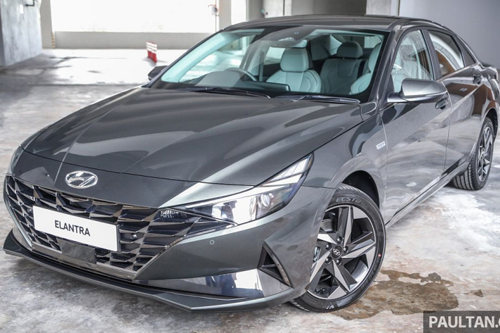 Hyundai Elantra 2021 dành cho thị trường Malaysia cũng được trang bị gói an toàn SmartSense, với các tính năng như hỗ trợ giữ làn, kiểm soát hành trình thích ứng, hỗ trợ tránh va chạm trước, cảnh báo điểm mù, cảnh báo phương tiện cắt ngang phía sau, cảnh báo chệch làn và cảnh báo người lái mất tập trung. Mức giá Hyundai Elantra 2021 dự đoán khoảng 1XX.888 RM (từ 572 triệu đồng đến 1,138 tỷ đồng).