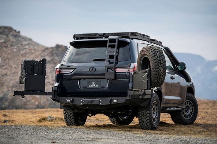 Trong cốp xe, Expedition Overland bổ sung thêm trang bị giúp người dùng dễ dàng cất gọn đồ đạc và thậm chí tích hợp bát đựng thức ăn cho chó cưng vào sàn xe.