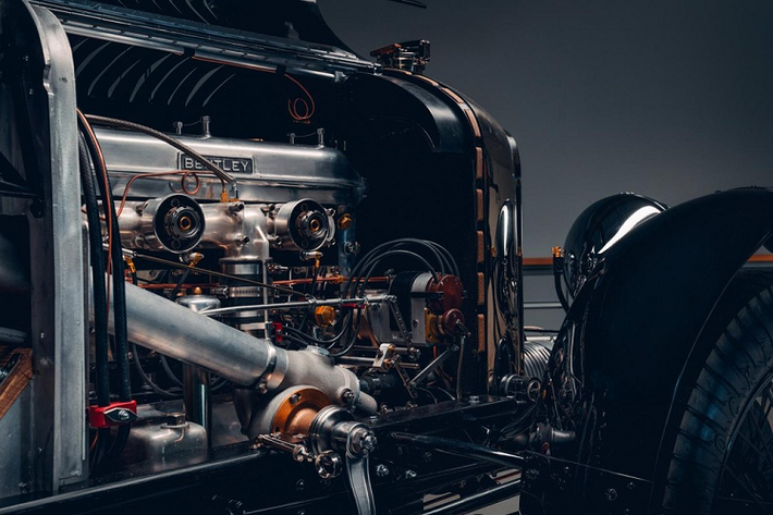 Về mặt lịch sử, một khía cạnh thú vị của mẫu xe cổ Bentley Blower là nhà sáng lập công ty W. O. Bentley hoàn toàn phản đối việc lắp bộ siêu nạp cho khối động cơ 4 xi-lanh khổng lồ của mình. Ông ấy thậm chí còn từ chối sửa đổi thiết kế của động cơ, đó là lý do tại sao một khi ông mất quyền kiểm soát công ty, Ngài Henry Birkin đã phải đua với một bộ siêu nạp loại Roots do Amherst Villiers sản xuất được đặt ngay ở cuối trục khuỷu, qua đó làm gia tăng trọng lượng phía trước.
