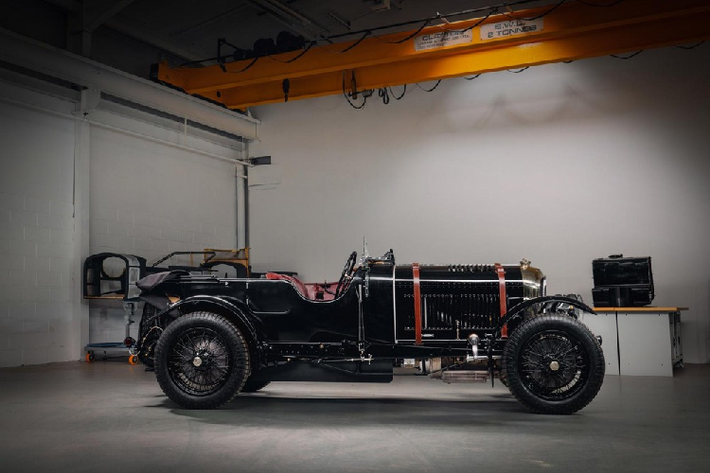 Cụ thể, Mulliner sẽ tiến hành sản xuất 12 chiếc xe Bentley Blower hàng hiếm hoàn toàn mới, mỗi chiếc dựa trên dữ liệu thu thập từ việc quét laser chiếc xe đua 4½ Lít 1929 trang bị bộ siêu nạp được cầm lái bởi Ngài Henry "Tim" Birkin. Mới đây, họ chính thức giới thiệu nguyên mẫu hoàn thiện đầu tiên với tên gọi “Car Zero”, và giờ đây sẽ bắt đầu thử nghiệm nó ngoài đời thực, rồi sau đó sẽ chế tạo 12 chiếc xe sản xuất, tất cả đều được bán trước và mang cấu hình theo yêu cầu khách hàng.