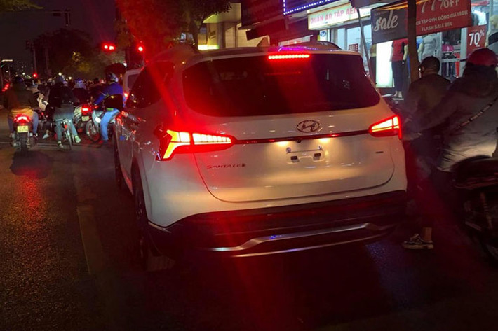 Tuy nhiên, hiện Hyundai SantaFe PHEV 2021 vẫn chưa được sản xuất vì năm sau mới bán ở thị trường châu Âu. Bên cạnh đó, chiếc Hyundai SantaFe 2021 chạy trên đường phố Việt Nam cũng không có cổng sạc điện. Vì thế, nhiều khả năng chiếc Hyundai SantaFe 2021 mới về Việt Nam thuộc phiên bản hybrid.