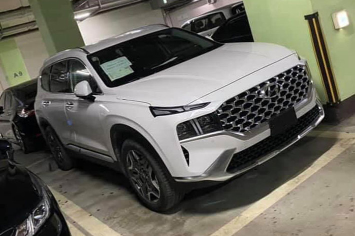 Về ngoại thất, Hyundai SantaFe 2021 gần như lột xác so với phiên bản cũ dù chỉ là xe nâng cấp giữa vòng đời. Theo đó, xe được trang bị lưới tản nhiệt rộng với mắt lưới hình học, hệ thống đèn Composite Light với đèn pha vẫn nằm bên dưới dải đèn LED định vị ban ngày như trước. Tuy nhiên, dải đèn LED định vị ban ngày này lại được kéo dài xuống bên dưới, tạo thành hình chữ T và chia cụm đèn pha ra làm đôi.