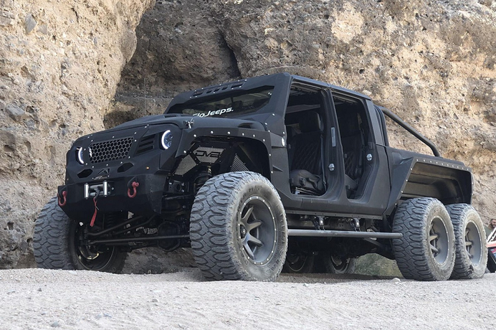 Cung cấp sức mạnh cho Jeep Gladiator 6x6 là động cơ Pentastar V6 dung tích 3.6L, sản sinh mức công suất tối đa 285 mã lực và mô-men xoắn cực đại 353 Nm. Nếu cảm thấy sức mạnh này chưa đủ, khách hàng có thể thêm tiền để được lắp động cơ LS3 V8 dung tích 6.2L, với công suất tối đa 430 mã lực và mô-men xoắn tối đa đạt 576 Nm. Được biết, đây là động cơ trang bị trên mẫu Chevrolet Corvette.