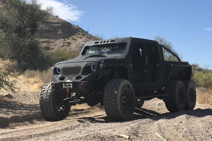 Bán tải Jeep Gladiator 6x6 2020 mới với dáng ngoài hầm hố này là sản phẩm của SoFlo Jeeps, một hãng nâng cấp tại Mỹ chuyên độ những mẫu xe Jeep. Dự án này được dựa trên chiếc Jeep Gladiator 2020, một mẫu bán tải vốn đã rất mạnh mẽ và hầm hố.