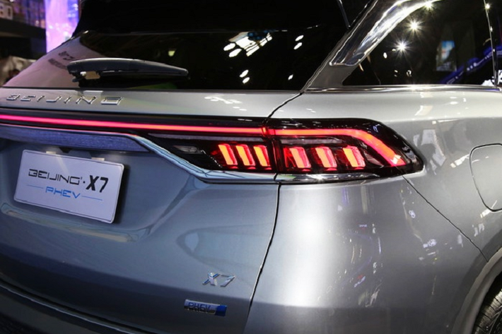 Phần đuôi của Beijing X7 PHEV có cụm đèn hậu LED trải hết chiều rộng thân xe. Phần cản va phía dưới được sơn màu bạc và đen. Tên xe X7 PHEV được đặt bên phải. Vị trí này trên Beijing X7 tiêu chuẩn được để trống.