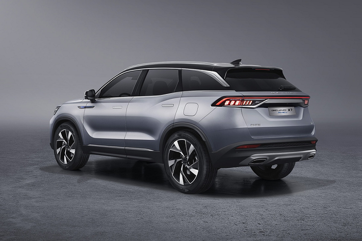 Thực tế, mẫu SUV Beijing X7 hybrid 2021 mới này đã ra mắt tại Triển lãm Ôtô Bắc Kinh hồi tháng 9. Tại Trung Quốc, Beijing X7 PHEV có 3 phiên bản với mức giá từ 185.000 đến 217.000 nhân dân tệ, tương đương 28.100-33.000 USD.