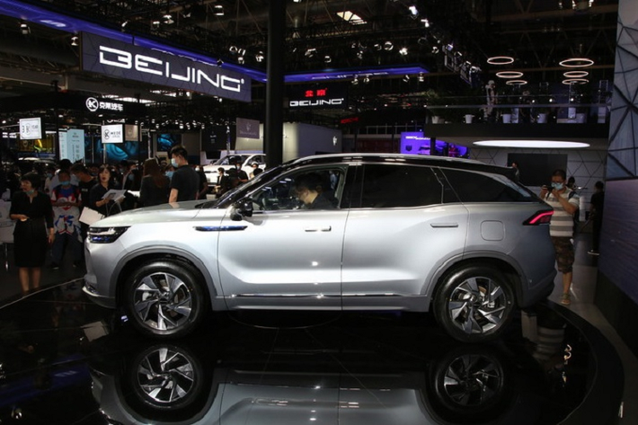 BAIC Beijing X7 PHEV vẫn có thiết kế bắt mắt của phiên bản chạy xăng. Kích thước xe không thay đổi, các số đo dài x rộng x cao lần lượt là 4.710 x 1.892 x 1.715 (mm), chiều dài cơ sở 2.800 mm.