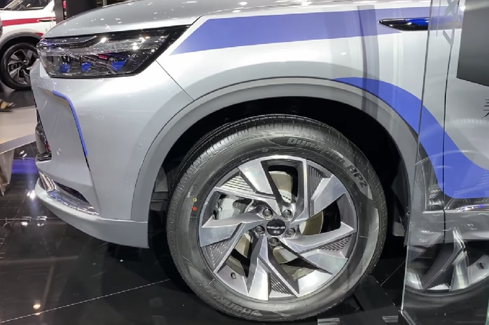 Beijing X7 PHEV vẫn sử dụng bộ mâm 19 inch, đa chấu dạng 3D của bản chạy xăng. Bọc bên ngoài là bộ lốp Hankook kích thước 235/55-19.