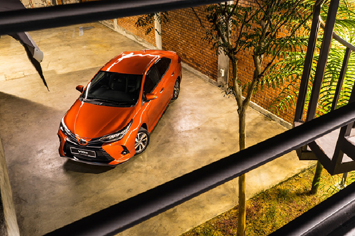 Nội thất của Toyota Vios 2021 được giữ nguyên thiết kế. Các trang bị tiện nghi đáng chú ý trên xe gồm màn hình cảm ứng 7 inch, hệ thống thông tin giải trí hỗ trợ kết nối Apple CarPlay/Android Auto, điều hòa tự động, sạc điện thoại không dây, gương chiếu hậu chống chói tự động, lẫy chuyển số trên vô-lăng...