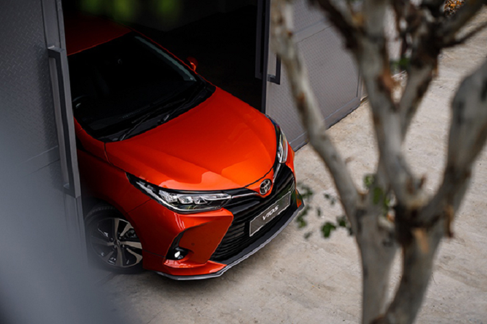 Về ngoại hình, Toyota Vios 2021 mới có phần đầu xe trông hầm hố và mạnh mẽ hơn. Đèn chiếu sáng LED là trang bị tiêu chuẩn trên tất cả các phiên bản, đèn định vị LED, lưới tản nhiệt hình thang ngược, cản trước và hốc đèn sương mù đều được tinh chỉnh sắc nét và nổi bật. Tổng thể thiết kế phần đầu của Vios 2021 được cho là bị ảnh hưởng khá nhiều từ "đàn anh" Toyota Camry.