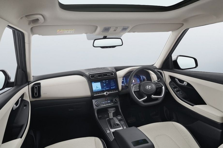 Đối với phiên bản 7 chỗ dành cho thị trường Đông Nam Á, Hyundai Creta 2022 mới sẽ mang một số khác biệt về thiết kế như bộ lưới tản nhiệt mới, cản dưới màu đen, ốp bậc cửa màu xám hay phần nóc phẳng và cao hơn so với phiên bản 5 chỗ tại Ấn Độ.