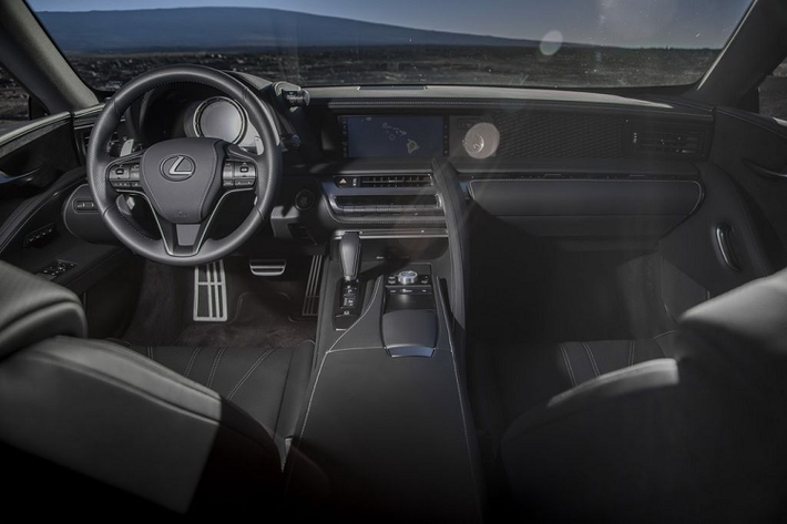 Đáng chú ý, Lexus LC 500 đang bán ra trên thế giới vẫn duy trì thế hệ đầu tiên và chưa có bản nâng cấp. Điều này đồng nghĩa với việc những chiếc Lexus LC 500 chính hãng sắp có mặt tại Việt Nam sẽ tương đồng hoàn toàn với những chiếc LC 500 nhập tư trước đó.