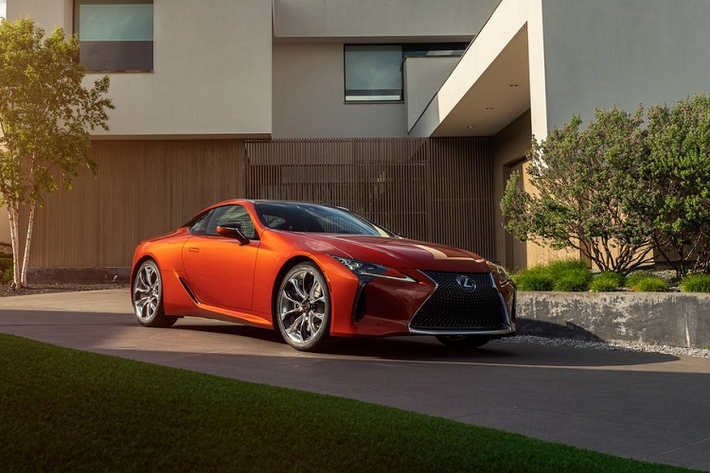 Theo tìm hiểu tại đại lý của Lexus Việt Nam, từ đầu năm 2021, hãng xe hạng sang Nhật Bản sẽ bắt đầu kế hoạch phân phối phối mẫu Lexus LC 500 2021 mới tới người tiêu dùng trong nước.
