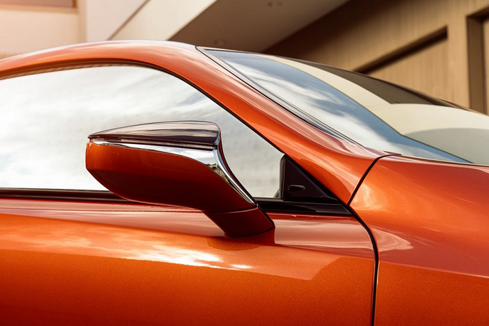 Lexus LC 500 được phát triển dựa trên nền tảng khung gầm Lexus Global Architecture hay Luxury (GA-L) mới được làm từ những vật liệu cao cấp như thép cường độ cao, nhôm và sợi carbon giống như trên LS thế hệ mới.