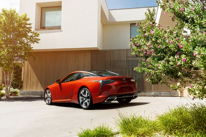 Trên thực tế, chiếc Lexus LC 500 đầu tiên được đưa về Việt Nam từ hồi năm 2017 và cho tới thời điểm hiện tại, ước tính đã có khoảng 3 chiếc lăn bánh trong nước. Tất cả số này đều được đưa về thông qua các đại lý nhập khẩu xe tư nhân.