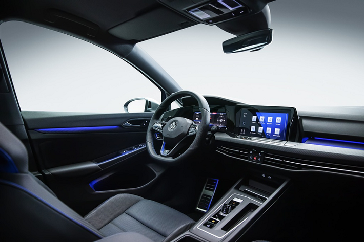 Volkswagen Golf R 2021 có 6 chế độ lái là Comfort, Sport, Race, Individual, Special và Drift. Chế độ Special được tối ưu hóa giúp giảm xóc mềm hơn, chế độ lái Race giúp duy trì độ bám tối đa với mặt đường, Drift cho phép người lái có thể thực hiện những động tác xoáy bánh khi ôm cua.