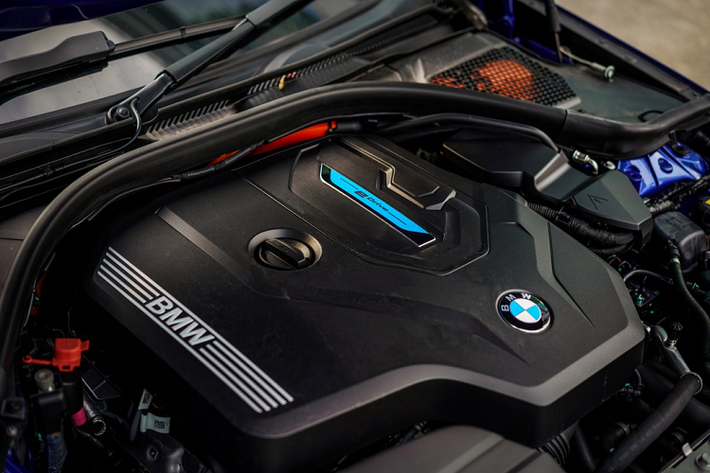Là mẫu xe plug-in hybrid (hybrid cắm sạc), BMW 330e thế hệ mới sở hữu động cơ tăng áp B48 4 xy-lanh 2.0L sản sinh công suất 181 mã lực tại 5.000-6.500 vòng/phút. Động cơ điện sản sinh công suất 109 mã lực, tăng 22 mã lực so với động cơ điện trên chiếc 330e đời F30.