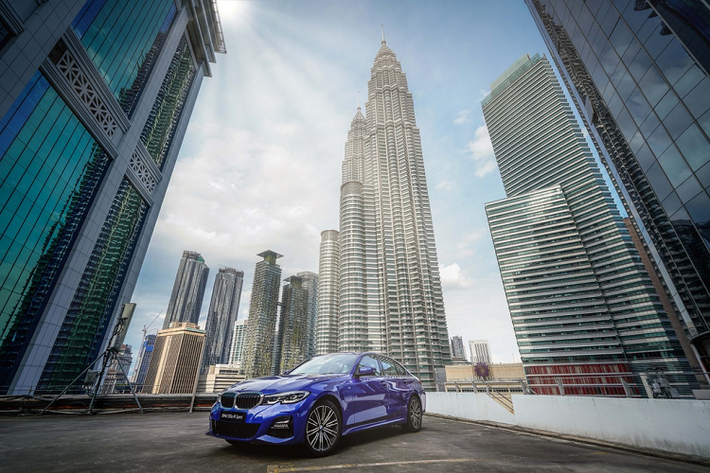 BMW vừa ra mắt BMW 330e M Sport 2020 tại Malaysia. Cách đây không lâu, mẫu xe hybrid này được bắt gặp chạy thử tại tỉnh Putrajaya. Ra mắt toàn cầu vào tháng 11/2018, BMW 330e thế hệ G20 được bán ra tại châu Âu hồi tháng 8.