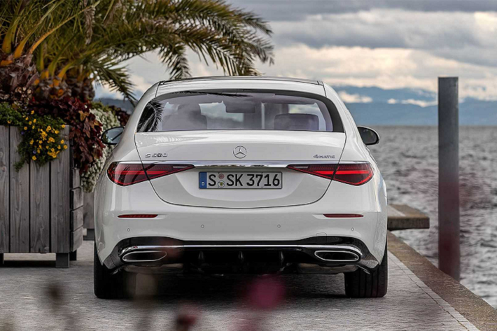 Về thiết kế, những tinh chỉnh về ngoại thất dù nhỏ nhưng cũng đủ để mang đến cho Mercedes-Benz S-Class thế hệ mới một diện mạo hiện đại và trẻ trung hơn. Mui xe dài hơn, đèn pha và mâm xe với thiết kế sắc nét hơn và đặc biệt cụm đèn hậu được ứng dụng ngôn ngữ thiết kế mới và được đặt nằm ngang.