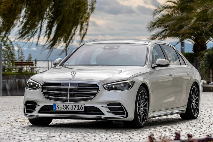 Mercedes-Benz S-Class 2021 mới sẽ có giá khởi điểm từ 109.800 USD (chưa bao gồm 1.050 USD phí vận chuyển) khi mẫu xe sang trọng này xuất hiện tại các đại lý ở Mỹ vào nửa đầu năm 2021. Người mua có hai hệ thống truyền động và ba cấp độ trang trí để lựa chọn khi đặt xe tại đây. Phiên bản tiêu chuẩn là S500 có giá 109.800 USD sử dụng động cơ 6 xi-lanh thẳng hàng 3.0 lít tăng áp với bộ khởi động tích hợp EQ Boost của Mercedes.