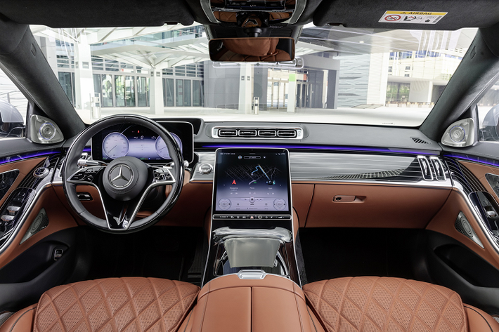 Màn hình thông tin giải trí này chạy trên phiên bản cập nhật của hệ thống thông tin giải trí Mercedes-Benz User Experience (MBUX) với nhiều nâng cấp đáng kể. Hệ thống thông tin giải trí MBUX mới được phát triển tập trung vào yếu tố con người với khả năng cá nhân hóa và vận hành trực quan hơn. Đơn cử như màn hình tương tác người lái 3D mới cho phép hiển thị không gian ba chiều thực sự mà không đòi hỏi người dùng phải đeo kính 3D.
