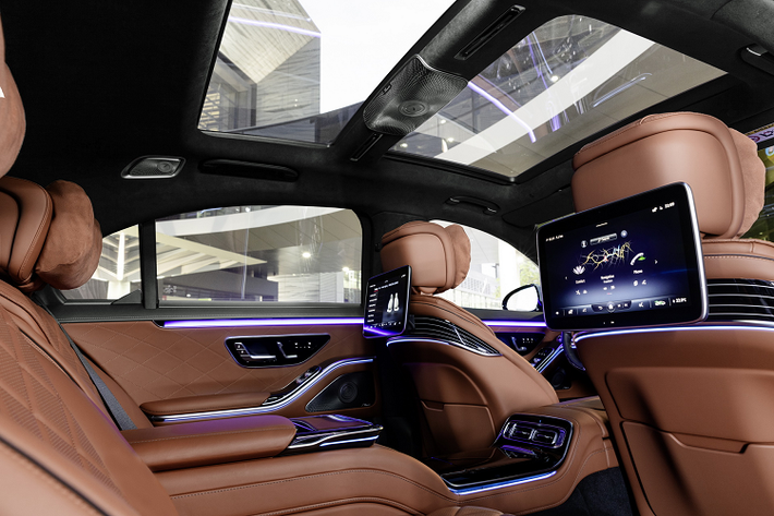Bên cạnh đó, Trợ lý ảo điều khiển bằng giọng nói “Hey Mercedes” cũng được cải thiện và có khả năng đối thoại nhiều hơn. Một số hành động như nhận cuộc gọi đến hoặc hiển thị bản đồ giờ đây có thể được thực hiện ngay cả khi không cần từ khóa kích hoạt. Hiện tại, Trợ lý ảo điều khiển bằng giọng nói trên S-Class 2021 đã được hỗ trợ 27 ngôn ngữ với khả năng hiểu ngôn ngữ tự nhiên.
