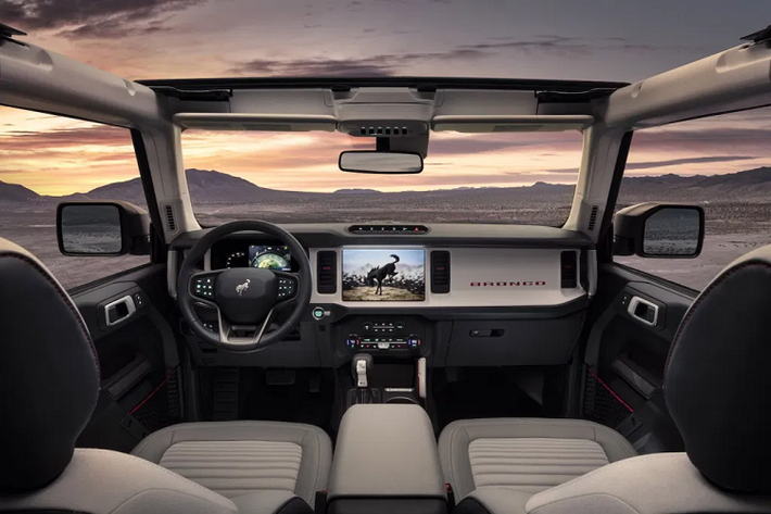 Hơn nữa, mẫu xe SUV VelociRaptor V8 Bronco cũng sẽ nhận được nâng cấp về mặt thẩm mỹ ngoại thất và nội thất. Nó sẽ mang nắp capô độ với cửa hút khí, bộ la-zăng bằng nhôm nâng cấp, một lưới tản nhiệt thiết kế riêng, các sọc màu trang trí độc đáo, huy hiệu Hennessey, và tấm cản va độ cả trước lẫn sau.