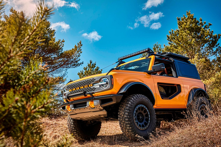 Dự kiến Hennessey sẽ chỉ chế tạo 24 chiếc VelociRaptor V8 Bronco đối với mẫu năm 2021. Nó sẽ được cung cấp trong cấu hình 2 cửa và 4 cửa. Tất cả chi phí cho một chiếc Bronco mới tinh cộng thêm trang bị độ sẽ là 225.000 USD (tương đương 5,2 tỷ đồng), đắt hơn gần 200.000 USD so với một chiếc Bronco 2021 tiêu chuẩn có giá khởi điểm 28.500 USD.