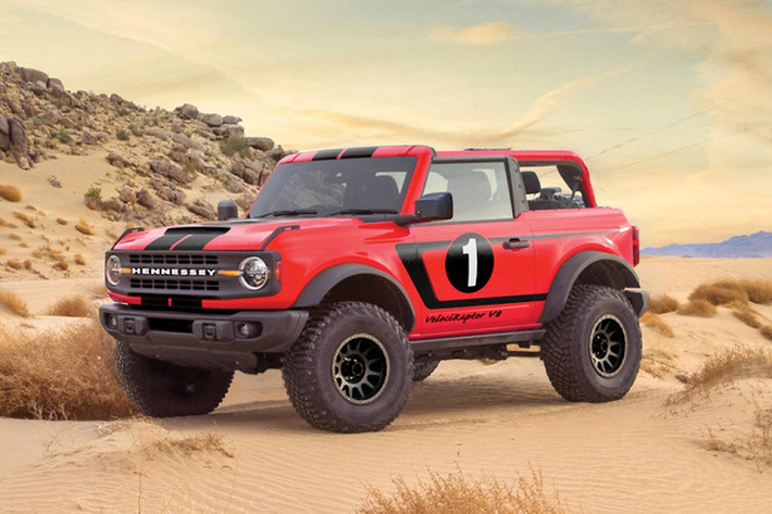 Trong khi Ford Bronco 2021 sẽ không thể tới tay người tiêu dùng cho tới tận năm sau, công ty độ xe hiệu suất cao Hennessey Performance đã cam kết ngay cung cấp một phiên bản sử dụng động cơ V8 cực mạnh ngay từ bây giờ. Cụ thể, Hennessey gọi chiếc xe độ của mình là VelociRaptor V8 Bronco 2021 mới.