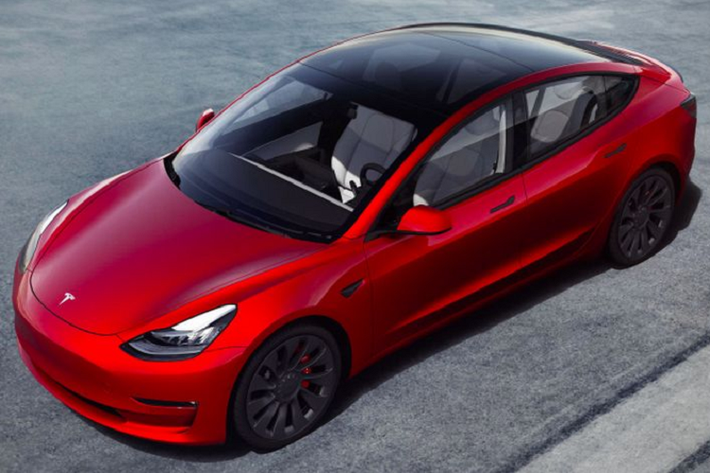 Cụ thể, Tesla Model 3 2021 mới đã được hãng xe điện nước Mỹ nâng cấp về hiệu năng của pin. Trên 3 phiên bản được bán ra trên thị trường, quãng đường di chuyển của xe lần lượt tương ứng 420 km trên bản tiêu chuẩn, 504 km trên bản Performance và 564 km trên bản Long Range.