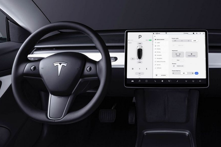 Đối với không gian nội thất, Tesla Model 3 2021 được nâng cấp 4 cổng sạc type C thay cho USB truyền thống, sạc không dây.