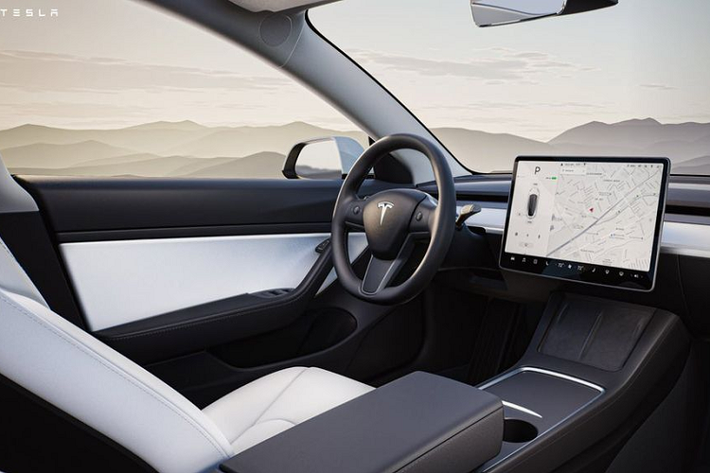 Tuy được cải thiện về khả năng tiết kiệm năng lượng nhưng Tesla Model 3 thế hệ mới sẽ có sự điều chỉnh đôi chút ở phần gia tốc, kéo theo thông số tăng tốc bị giảm nhẹ xuống ở mức 5,3 giây; 4,2 giây và 3,3 giây lần lượt trên 3 bản tiêu chuẩn, Long Range và Performance.