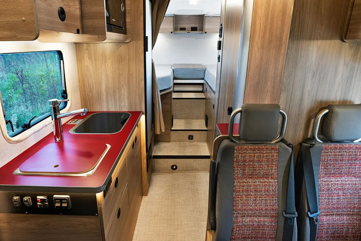 Winnebago đã sử dụng nhiều loại vật liệu phù hợp dành cho mái nhà, vách tường và sàn, giúp bảo vệ ngôi nhà trước những điều kiện thời tiết khác nhau. Bên trong xe còn bố trí cả bể chứa nước sinh hoạt, hệ thống sưởi và kính 2 lớp.