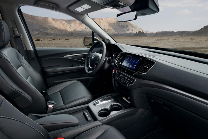 Nếu muốn sở hữu Ridgeline 2021 nổi bật hơn, khách hàng có thể chi thêm tiền cho gói phụ kiện Honda Performance Development (HPD). Gói phụ kiện này bao gồm lưới tản nhiệt riêng, chắn bùn màu đen, bộ vành màu đồng và tem HPD đặc biệt trên thành thùng sau.
