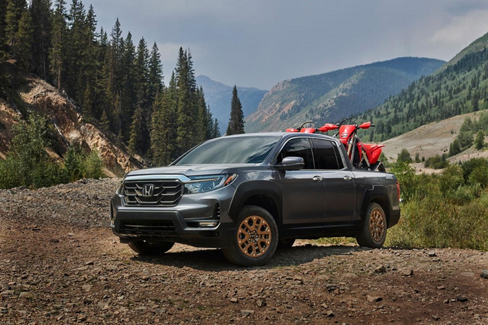 Ridgeline là 1 trong 2 mẫu xe bán tải mà hãng Honda hiện đang sản xuất, bên cạnh người anh em Acty. Honda Ridgeline đã có mặt trên thị trường Mỹ từ năm 2016. Do đó, đã đến lúc hãng Honda trình làng phiên bản nâng cấp của mẫu xe bán tải mới này. Trước đây, Ridgeline sở hữu thiết kế khá mềm mại và phần đầu xe giống crossover hơn là xe bán tải. Bước sang thế hệ tiếp theo, Honda Ridgeline 2021 mới đã được nâng cấp diện mạo sao cho rắn rỏi và cứng cáp hơn.