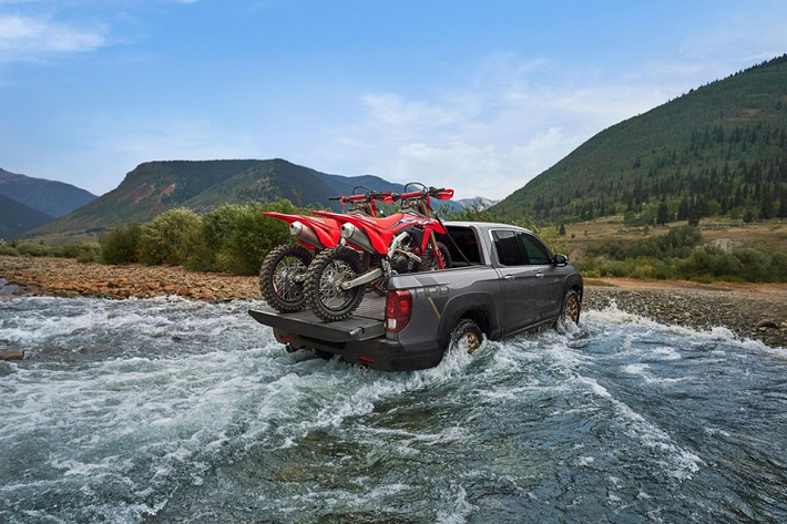 Bên trong Honda Ridgeline 2021 là không gian nội thất gần như được giữ nguyên. Hãng Honda chỉ đưa hệ thống thông tin giải trí mới với núm xoay chỉnh âm lượng vào bên trong mẫu xe bán tải này. Ở bản Sport, Honda Ridgeline 2021 sẽ có thêm ghế bọc chất liệu nỉ mới. Trong khi đó, bản Sport, RTL và RTL-E đều đi kèm chỉ khâu màu tương phản trên mặt táp-lô, vô lăng cũng như cụm điều khiển trung tâm.
