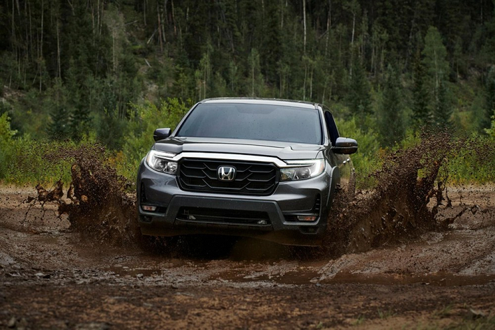 Điểm nhấn của Honda Ridgeline 2021 nằm ở nắp ca-pô mới với đường dập gân nổi bật. Tiếp đến là chắn bùn trước thiết kế mới, hệ thống đèn pha LED nâng cấp và lưới tản nhiệt thẳng đứng hơn. Chưa hết, xe còn có nẹp dày dặn nối giữa 2 đèn pha, được sơn màu đen bóng ở bản Sport và Black Edition. Trong khi đó, ở bản RTL và RTL-E, nẹp này được mạ crôm sáng bóng. Ngoài ra, hãng Honda còn bổ sung cản trước mới, tích hợp khe gió cỡ lớn ở hai bên góc, và tấm ốp gầm bên dưới.