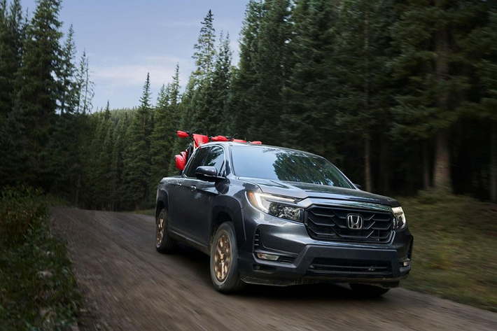 Đáng tiếc là hãng Honda không thay đổi khung gầm hay động cơ của mẫu xe bán tải này. Do đó, Honda Ridgeline 2021 vẫn dùng động cơ xăng VTEC V6, dung tích 3,5 lít, sản sinh công suất tối đa 280 mã lực và mô-men xoắn cực đại 355 Nm. Sức mạnh được truyền tới bánh thông qua hộp số tự động 9 cấp. Cuối cùng là hệ dẫn động cầu trước tiêu chuẩn và hệ dẫn động 4 bánh toàn thời gian điều hướng mô-men xoắn tùy chọn.