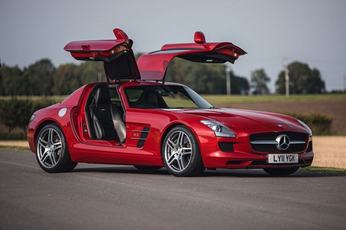 Được sản xuất từ năm 2010 đến năm 2014, siêu xe Mercedes-Benz SLS AMG bày tỏ sự tôn kính với "huyền thoại" mang tính biểu tượng 300 SL, đưa những cánh cửa kiểu cánh chim vào thế kỷ 21 đồng thời sở hữu cỗ máy V8 vô cùng mạnh mẽ dưới mui xe.