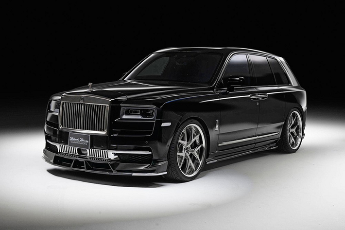 Trong mắt đa số người, Rolls-Royce Cullinan mới là một mẫu SUV sang trọng hoàn hảo nhất trên hành tinh. Thế nhưng một vài công ty độ xe táo bạo vẫn cho rằng chiếc xe cần cải tiến thêm nữa, và đó chính là điều Wald International đã làm khi tạo nên một phiên bản đặc biệt gọi là Cullinan Sports Line Black Bison Edition. Kết quả cuối cùng là một chiếc xe xứng đáng làm xe ông trùm xã hội đen.