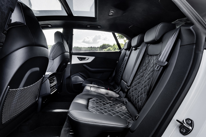 Hệ thống hybrid trên xe có pin lithium-ion 17,8 kWh làm mát bằng chất lỏng và được đặt dưới khoang hành lý.