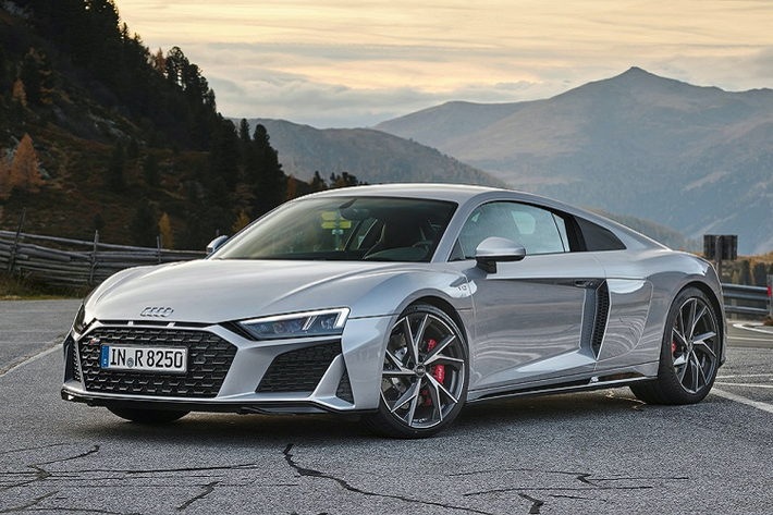 Sau khi ra mắt tại châu Âu cuối năm 2019, mẫu siêu xe Audi R8 V10 RWD 2021 gia nhập dòng sản phẩm của hãng này tại Mỹ.