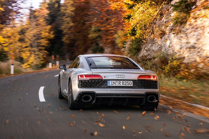 Đuôi xe của R8 V10 RWD có những khe thoát nhiệt lớn hơn, giúp tăng hiệu suất tản nhiệt cho khối động cơ V10. Hệ thống ống xả được làm to hơn. Ngoại thất của R8 V10 RWD gần như tương đồng với bản dẫn động 4 bánh. Khác biệt duy nhất là bản dẫn động cầu sau không được trang bị cánh gió sau như bản dẫn động 4 bánh.